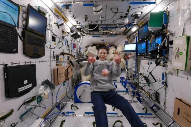 官方放送！王亚平老师在轨美图来袭