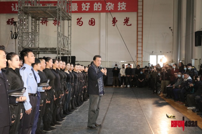 黄宏与中国杂技团联袂打造《呼叫4921》，用杂技礼赞英雄