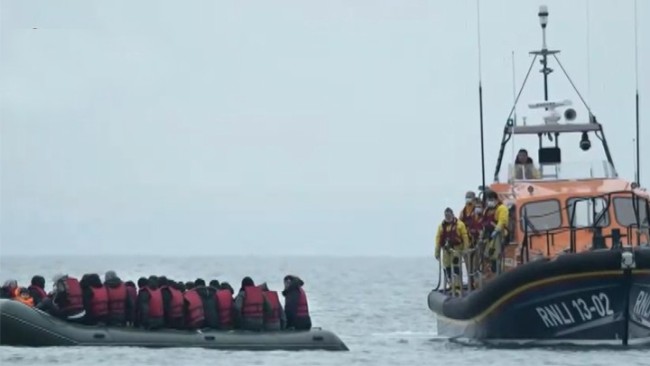 载34人移民船只穿越英吉利海峡时倾覆，31人死亡
