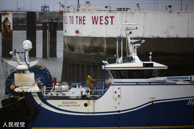 法国渔民封锁三个英吉利海峡港口和海底隧道的货物通道