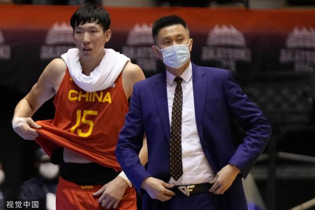 男篮世预赛首战中国大胜日本 周琦伤退