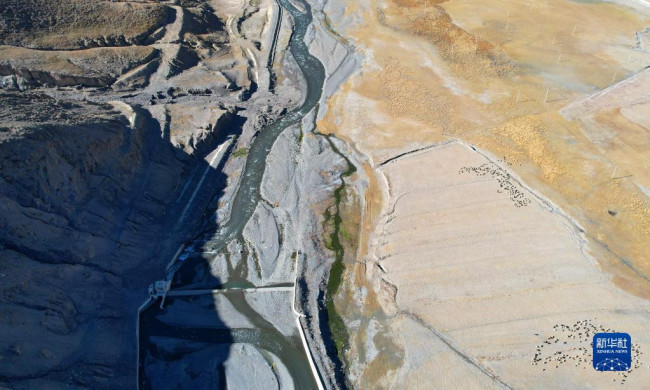 这是入选2021年度世界灌溉工程遗产名录的西藏萨迦古代蓄水灌溉系统（10月23日摄，无人机照片）。新华社记者 刘诗平 摄