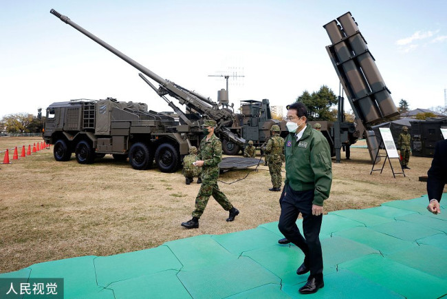 日本首相岸田检阅自卫队 强调强化对敌基地攻击力