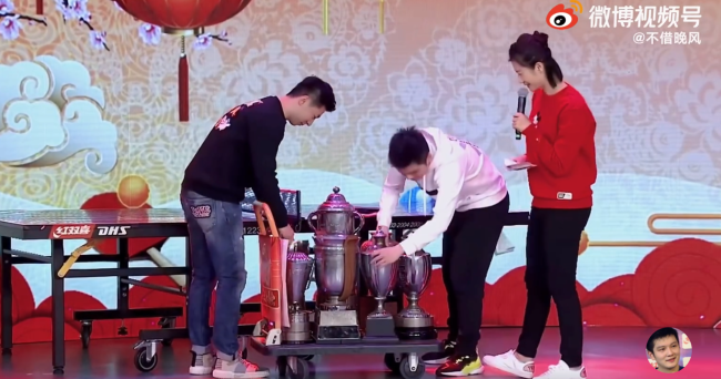 樊振东被奖杯盖砸头采访时肚子叫了 球迷喊：吃鸡蛋灌饼