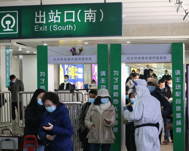 南京火车站检验苏康码测温 守牢疫情防控关口