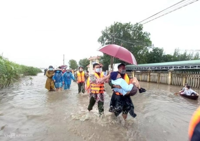 越南遭遇洪水灾害 致18人失踪、死亡
