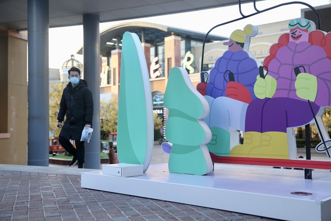 北京街头现冰雪运动雕塑宣传画 迎接北京冬奥