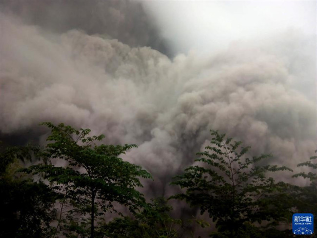 这张印尼国家抗灾署发布的视频截图显示，12月4日，印度尼西亚东爪哇省塞梅鲁火山喷发。 新华社发