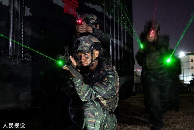 广西：武警特战队员开展夜间反恐演练