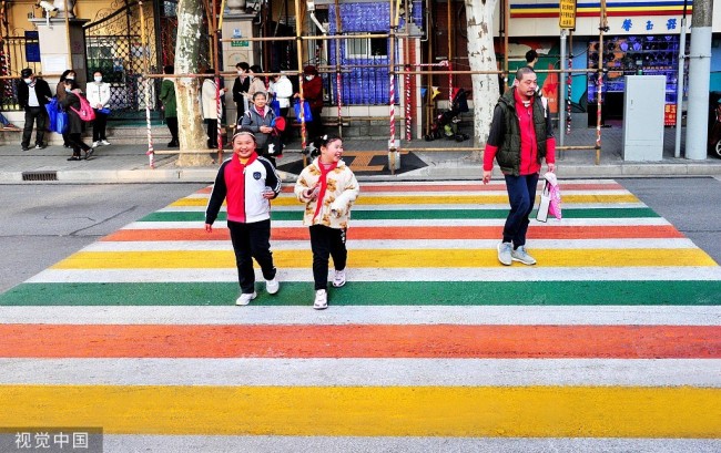 “彩虹斑马线”亮相上海街头 成为儿童过街安全线