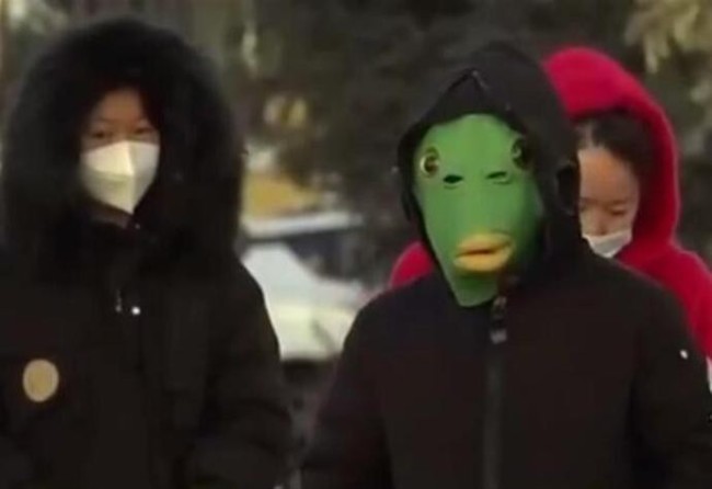 央视新闻里戴绿鱼头套走红男孩发声：“想逗防疫人员开心一点”