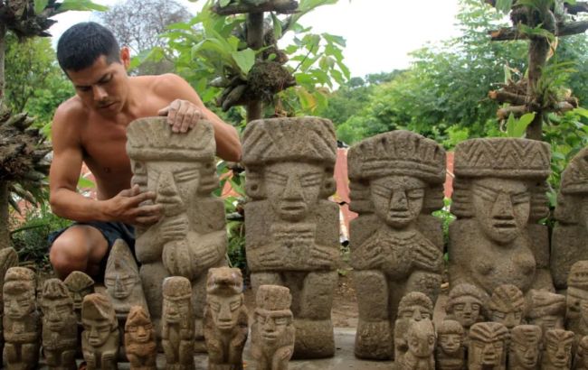 2015年7月6日，尼加拉瓜马萨亚省，一名工匠展示已经雕刻好的石雕作品。（新华社发，约翰·布斯托斯摄）