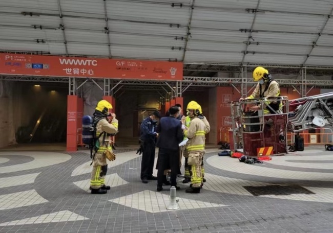 香港铜锣湾世贸中心突发大火 约100人等待救援