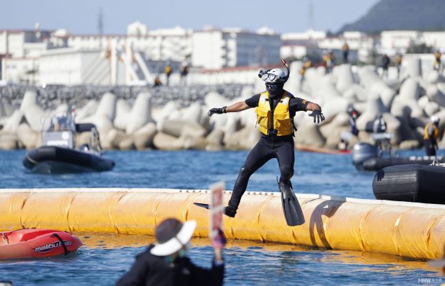 反对美军普天间机场搬迁 日本冲绳民众坐皮划艇抗议