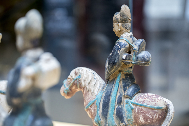 流失海外文物回家 两尊明代陶俑入藏上海博物馆
