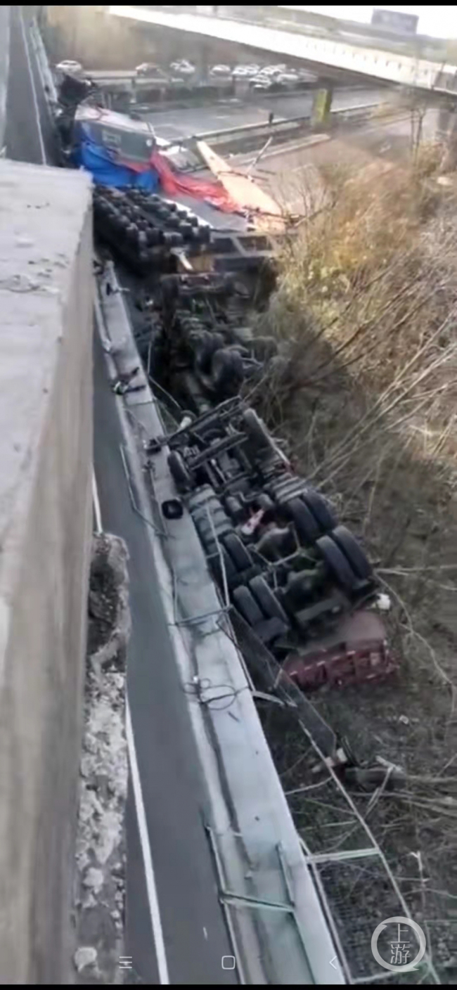 湖北高速桥梁侧翻致4死8伤 事发时货车超载400％