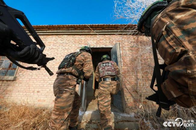 武警新疆总队：实战化反恐战斗演练