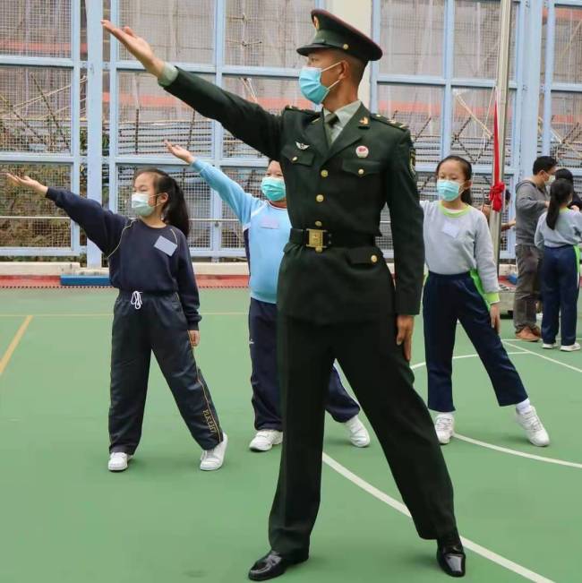 驻港部队教授香港中小学生升旗