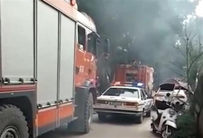 重庆一小区发生爆炸疑1男1女身亡 目击者：有人引燃爆炸物