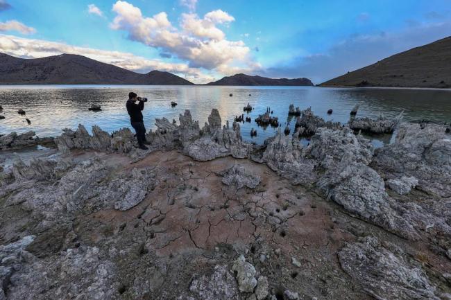 土耳其凡恩湖水位降低 露出奇形怪状的微生物岩