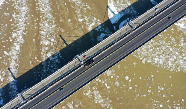 这是12月26日在宁夏石嘴山黄河大桥附近拍摄的黄河流凌（无人机照片）。