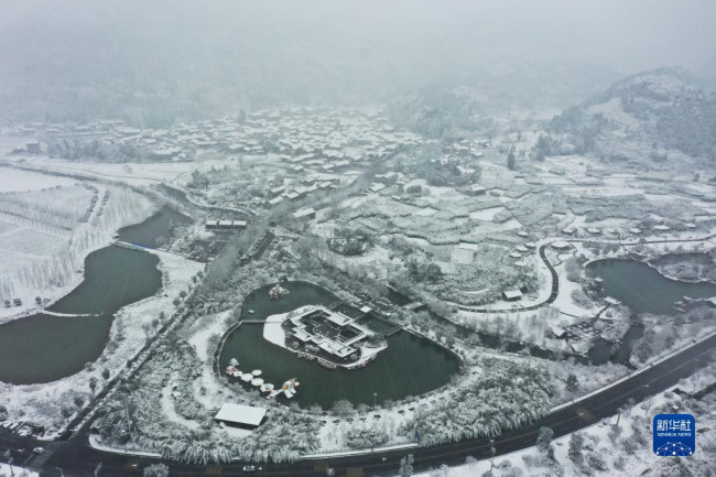 12月26日在贵州省江口县太平镇云舍村拍摄的雪景（无人机照片）。