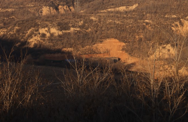 12月22日，孝义盆子坡村涉嫌以养殖名义私开的煤窑。新京报记者 李英强 摄