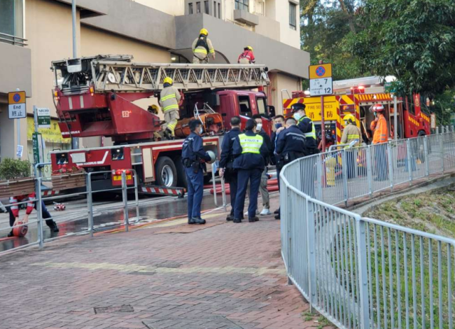 港媒：荃湾一高层住宅起火，居民挥白布求救