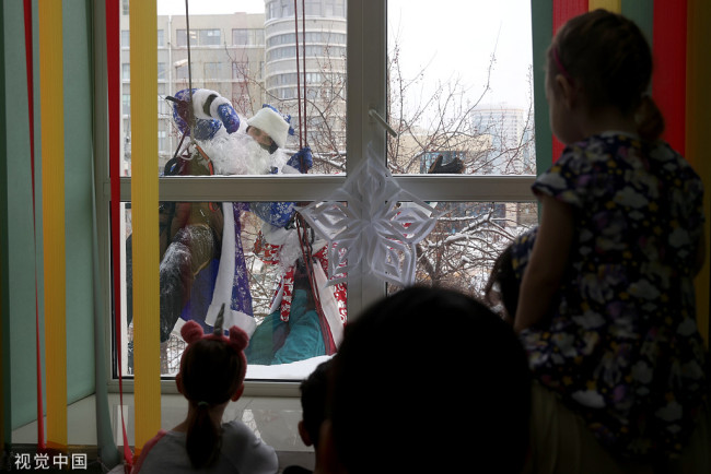 俄罗斯圣诞老人空降儿童医院窗边 探视生病孩童
