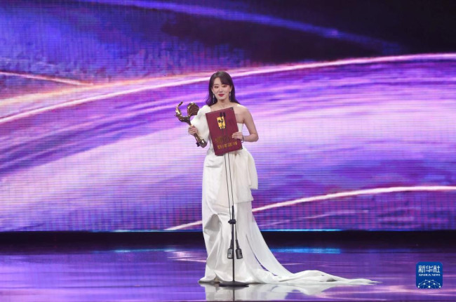 12月30日，张小斐凭借影片《你好，李焕英》获得最佳女主角奖。