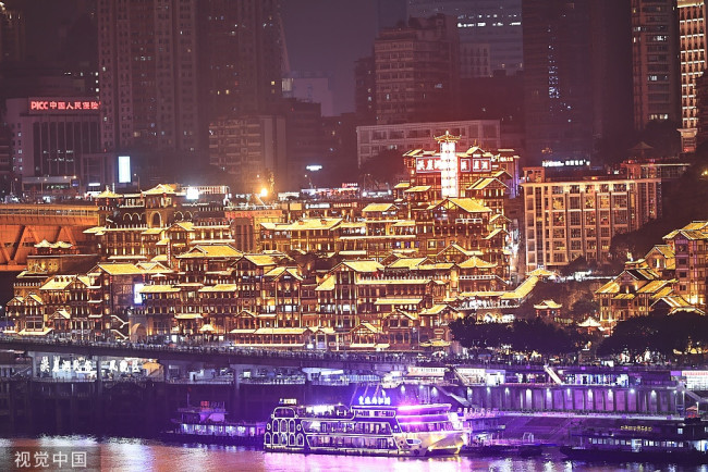 2021年12月30日，2022年元旦即将到来，重庆市江北区和渝中区嘉陵江沿岸夜景流光溢彩璀璨迷人。