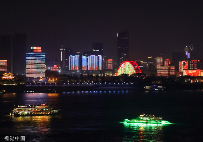2021年12月31日，武汉跨年之夜上演灯光秀迎新年，武汉三镇两江四岸，黄鹤楼等标志性建筑灯火绚丽，静静流淌的长江水，搭配灯光闪烁的游船。