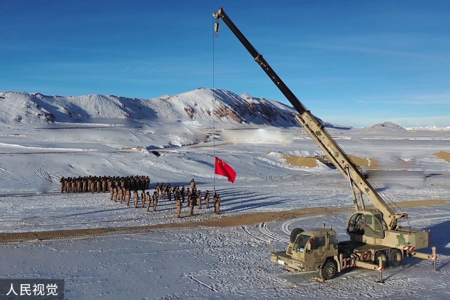 硬核儀式感！新疆軍區(qū)官兵5200米雪域用吊車升國旗