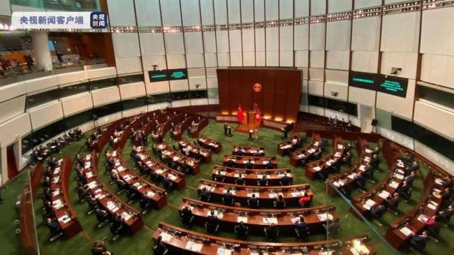 晚报|香港立法会议员宣誓就任 春运首日车票开售