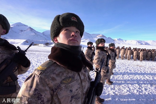 硬核儀式感！新疆軍區(qū)官兵5200米雪域用吊車(chē)升國(guó)旗