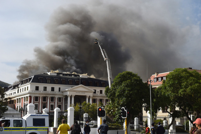 南非国会大厦火灾后受损严重 一男子被捕