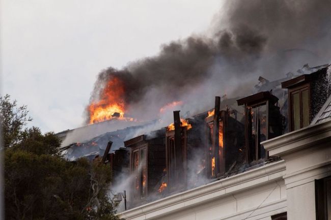 南非国会大厦火灾后受损严重 一男子被捕