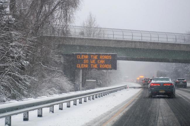 美国遭遇暴风雪：77万人遇停电