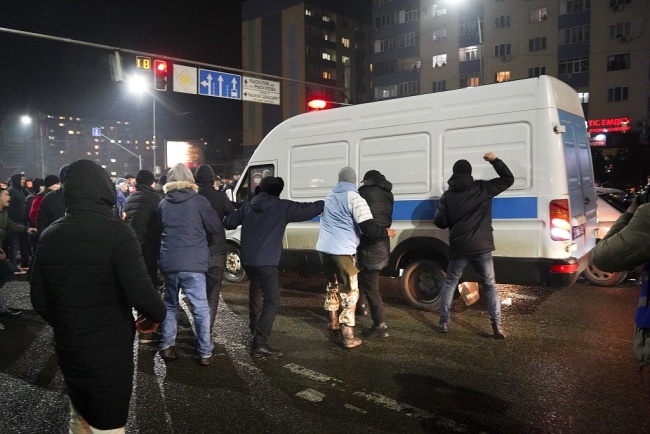 哈萨克斯坦200多名非法抗议者被捕：涉袭击公务员