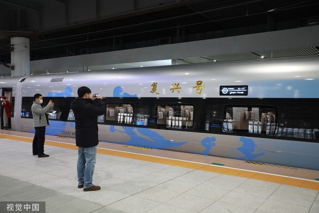 北京冬奥列车亮相京张高铁