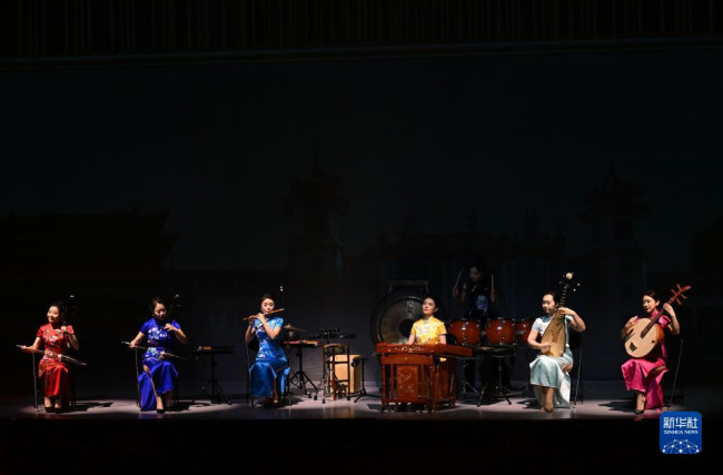 　1月6日，演员演奏民族室内乐《北京那些事》。