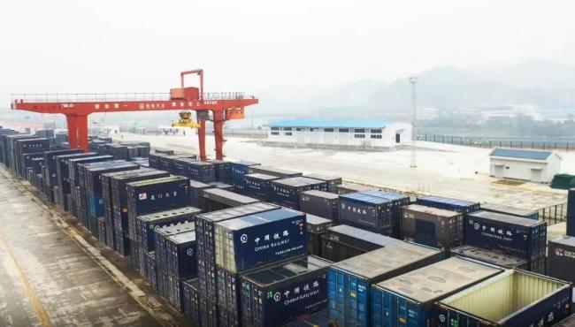 中老铁路开通后 20万斤冰糖橙“坐上”跨境列车