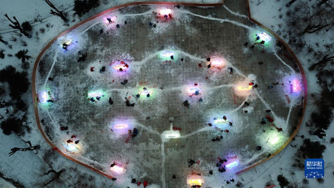 1月7日，冰雕师在哈尔滨冰灯艺术游园会园区参与全国专业冰雕比赛（无人机照片）。
