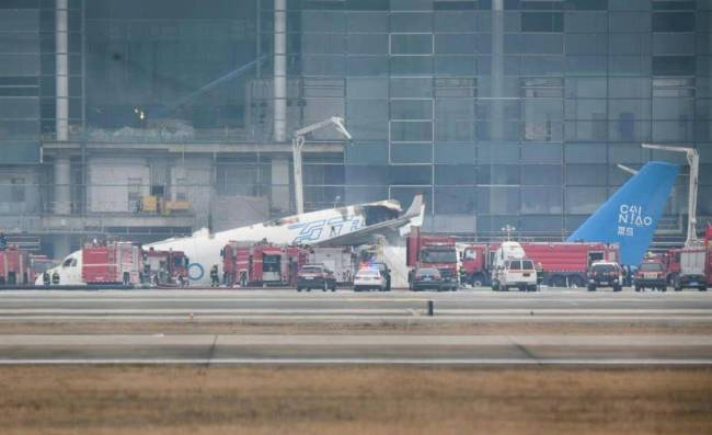 杭州机场一俄货机起火断成两截 型号全球数量极少
