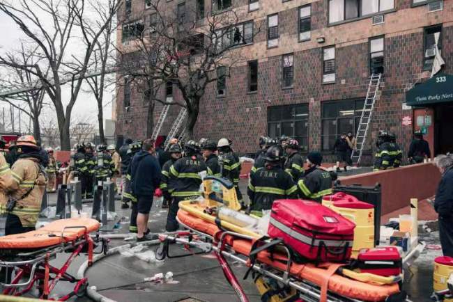 美国纽约一高层公寓楼发生火灾 造成19死63伤