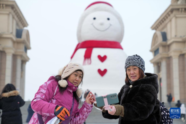 这是1月9日拍摄的哈尔滨松花江畔的巨型雪人（无人机照片）。