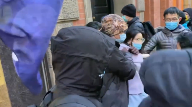 爱国女生英国街头斥责“港独”:“我绝对不允许你分裂我的国家!”