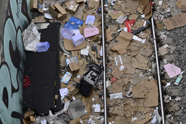 美国洛杉矶一列火车脱轨 事发地与此前发生列车洗劫事件地点相同