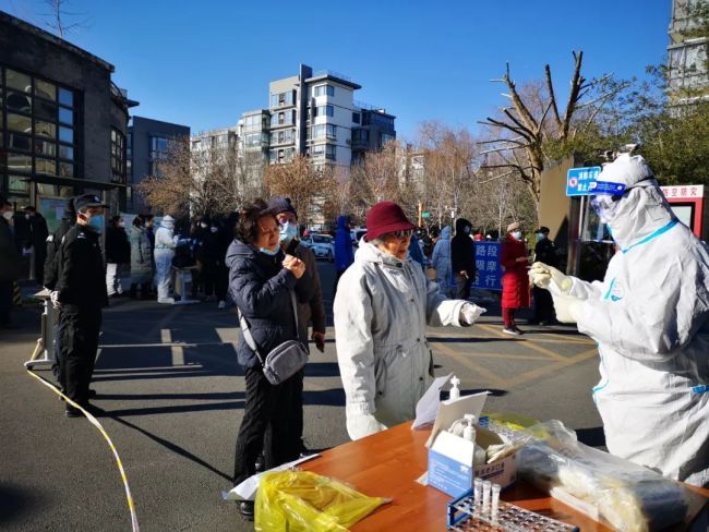 全员紧急排查！直击北京新增病例小区核酸检测现场