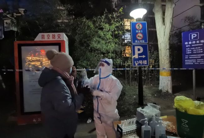 全员紧急排查！直击北京新增病例小区核酸检测现场